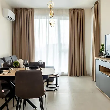 شقة Modern With Balcony In C-max Center By Flat Manаger *